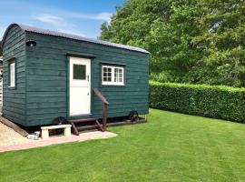 Beautiful Shepherd's Hut - Lois Weedon, holiday home in Weston