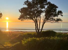 Beachfront Bliss - Your Parapara Seaside Retreat, mökki kohteessa Parapara 