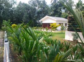 Family Cottage at Merlys Fruit Garden, Thattekkad, hotel with parking in Kotamangalam
