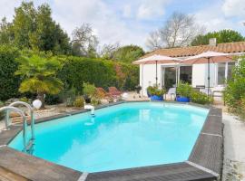 Jolie maison au calme avec piscine, hotel u gradu 'Rivedoux-Plage'