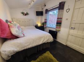 THE OLD LAUNDRY, Prestatyn, North Wales - a unique little dog-friendly space, a 5 min walk to beach & town!, hotel in Prestatyn