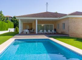 Casa Chalet Villa con piscina, jard&iacute;n y aire acondicionado cerca de Valencia en La Eliana-L'Eliana, chal&eacute; alpino em La Eliana