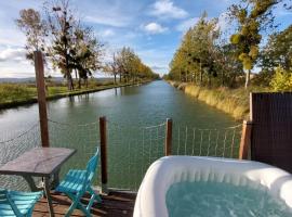 Cottage flottant terrasse jacuzzi option aux Portes de Dijon, budgethotel i Ouges