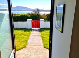 Cosy cottage direct at the sea, hotel near Heatherhill Stables, Valentia Island