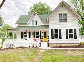 Beautiful Historic Farmhouse Perfect for Fugitive Beach Military and MS&T, hotel en Rolla