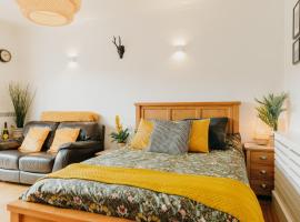 Luxury Private Suite-Parking, Courtyard & Wi-Fi, hotel in Caldicot