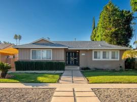 Large Home with Pool + Jacuzzi, hotel care acceptă animale de companie din Los Angeles