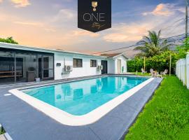 Centrally Located 4BDR Pool Home in Miami, semesterhus i Miami Gardens