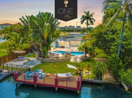 Stunning Lakefront Miami Pool House - Aventura Mall, holiday home in Miami