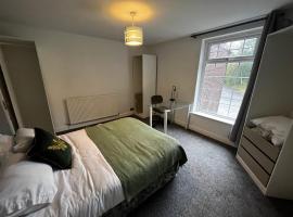 Tranquil 3 Bed Oasis with Parking, hotel in Worsley