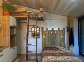 Studio famille, lit aventurier, cheap hotel in Saint-Laurent-de-Neste