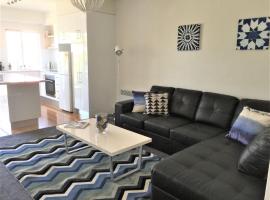 View Street Apartment Car park 650m to shops，位于桑迪湾的酒店