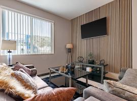 Private, Modern Luxury 2 Bd/ 2 Ba, hotel in Santa Ana