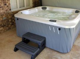 Hot Tub, Privacy, sleeps 10 & TONS of Space!，拉伯克的小屋