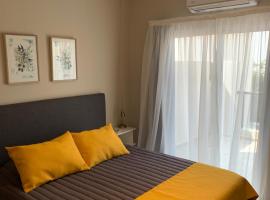 Amaru - Amplio departamento c&eacute;ntrico con cochera, alojamento com cozinha em Corrientes