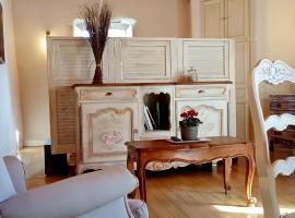 Studio indépendant 1 lit pour 2 personnes climatisé cour et terrasse privative, holiday rental in Sorgues
