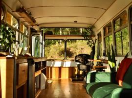 Coffee Grounds - The Bus, alojamiento con cocina en Coffee Camp