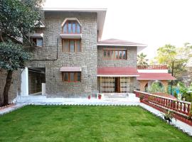 Elegant - 3BHK AC Villa with Lawn BanjaraHills HYD، كوخ في حيدر أباد