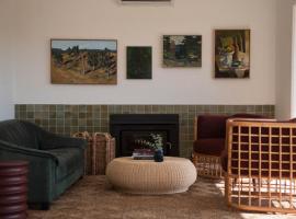 Log Box Red Hill, nh&agrave; nghỉ trang trại ở Red Hill South