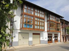 Apartamentos Irati Olaldea, hotel with parking in Oroz-Betelu