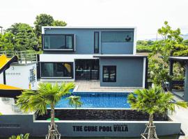 The Cube Pool Villa 2, hotel con piscina en Ban Tha Maprang