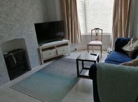 Seaside 2 bed terraced house with garden and free parking, hotel in Hastings