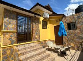 Beautiful & Secured House for 2 - Center of Osu, hotell i Accra