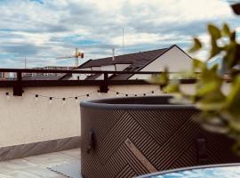 Skylark - Monaco Penthouse with Jacuzzi & Panoramic View, Hotel in Braşov