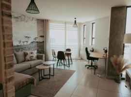 Luxury Apartment near Grove Mall & Hospital Airbnb VELDT Suite, hotel dicht bij: winkelcentrum The Grove Mall of Namibia, Windhoek