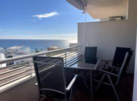 Sunny 2-bedroom apartment with sea view, hotel s parkiralištem u gradu 'Castell de Ferro'