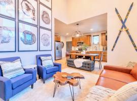 2BR Townhouse - Fireplace - Stunning Mountain View、シルバーソーンのホテル