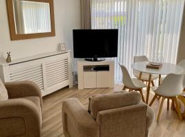 Family friendly 2 bedroom bungalow, family hotel in Freshwater
