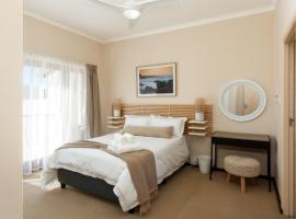 Stay@Tuscany - 3 Bedroom Luxury Holiday Home, feriehus i Mossel Bay