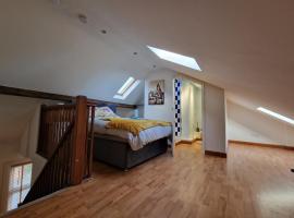CosyHomeStay Evesham Spacious home W/Free Parking & WiFi, hotel in Evesham