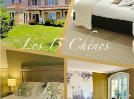 LES 15 CHENES Chambres d hôtes, parc arboré de 5000 m2 à 20KM du PUYDUFOU Une suite familiale et 3 chambres doubles, familjehotell i Saint-Mesmin