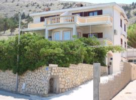 Apartments Ariana, hotel with parking in Pag