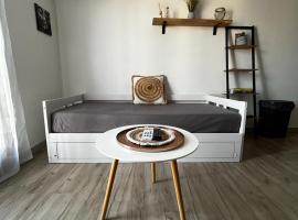 Cosy Studio, hotel in Fréjus