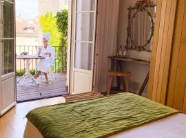 La Course, hotel near Place Paul Doumer Tram Stop, Bordeaux