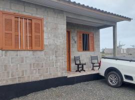 Casa para temporada em Arroio do Silva a 900m do mar, self-catering accommodation in Arroio do Silva