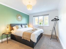 5 Bed House Heathrow Egham Virginia Water Sleeps 7 or up to 8 if sharing beds, ваканционна къща в Егъм