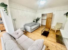 4 Bed house in Daneby Road,SE6 โรงแรมในCatford