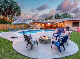 Heated Pool, Game Room & 4Bdrm - Bay Bungalow, hotel a Palm Bay