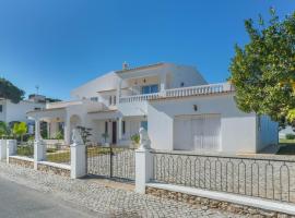 Casa SP- Villa with heated pool near Vilamoura, Vale do Lobo, maison de vacances à Quarteira