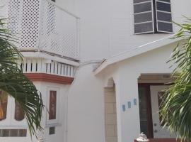 Love Den, hotel in Christ Church