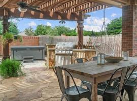 Little Elm Paradise w/ Hot Tub, Cinema and Games, hotel in Little Elm