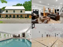38-Acres of Luxury: 9BR, Indoor Pool, Gym, Near ND, hotel a Niles