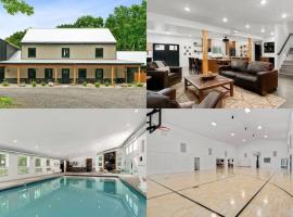 38-Acres of Luxury: 9BR, Indoor Pool, Gym, Near ND, hotel v mestu Niles