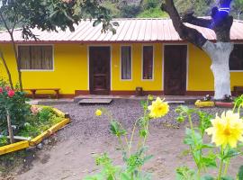 Casa Vacacional Los Guayacanes, landsted i Baños