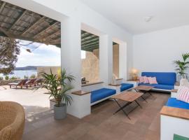 Villa El Olivo - first line with direct access to the beach, hotell i Poris de Abona