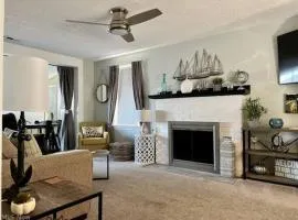 Lakeview - Lake Erie - Ashtabula, OH - 5 Min to GOTL - Fireplace- Deck - King Bed
